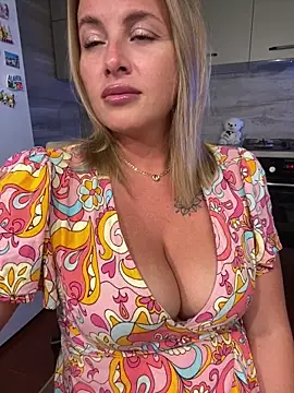 Snapshot of Cute_Hot_Alice chatting on June 30, 9:15 pm Cute Hot Alice online show from June 30, 9:15 pm