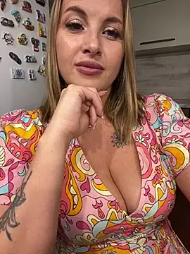 Snapshot of Cute_Hot_Alice chatting on June 9, 9:27 pm Cute Hot Alice online show from June 9, 9:27 pm