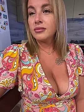Snapshot of Cute_Hot_Alice chatting on June 27, 8:59 pm Cute Hot Alice online show from June 27, 8:59 pm