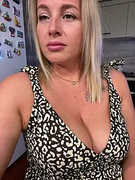 Snapshot of Cute_Hot_Alice chatting on July 23, 8:16 pm Cute Hot Alice online show from July 23, 8:16 pm