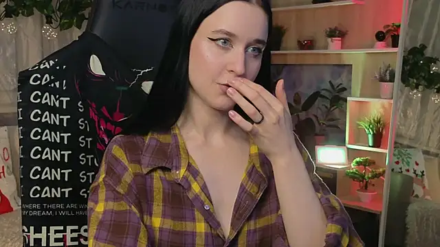 Snapshot of KiraLiLime chatting on March 4, 6:50 pm KiraLiLime online show from March 4, 6:50 pm