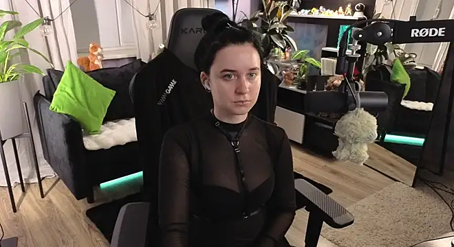 KiraLiLime online show from April 9, 5:30 pm