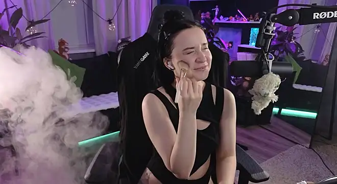 KiraLiLime online show from March 21, 6:45 pm