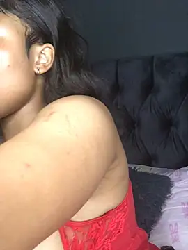 Snapshot of Anaelle24 chatting on February 6, 2:37 pm Anaelle24 online show from February 6, 2:37 pm