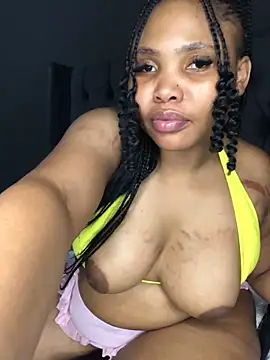 Snapshot of Anaelle24 chatting on March 4, 7:32 pm Anaelle24 online show from March 4, 7:32 pm