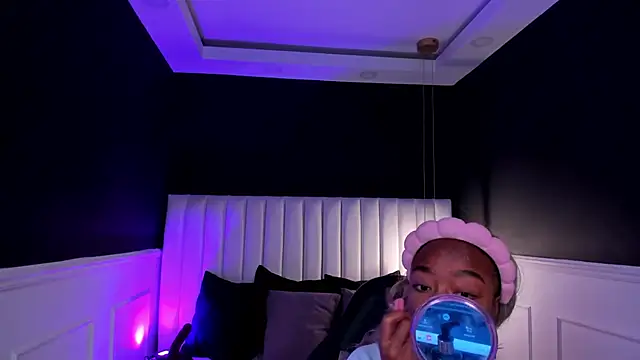 mia schwarz online show from April 10, 9:33 pm