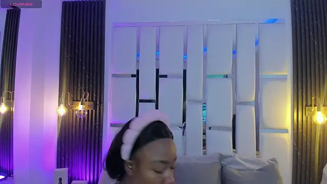 mia schwarz online show from December 2, 11:28 pm