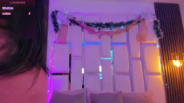 mia schwarz online show from December 4, 9:03 pm