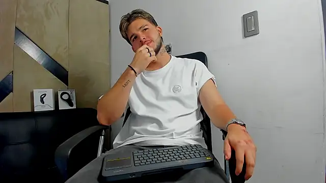 danielclarton1 online show from September 9, 2:21 am