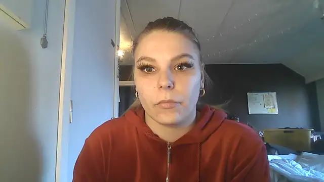 Snapshot of PetiteB_Official chatting on February 4, 12:44 pm PetiteB Official online show from February 4, 12:44 pm