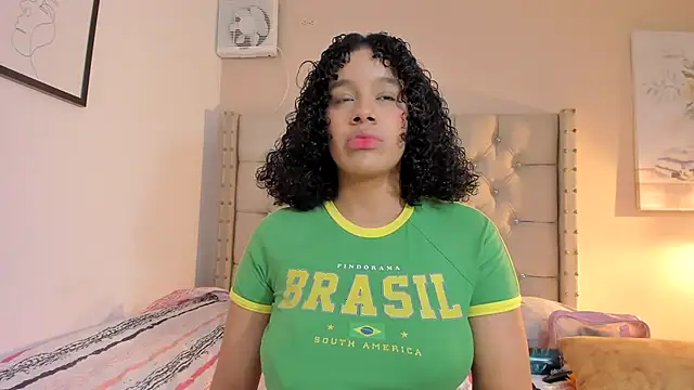 Snapshot of vanesasexyhot21 chatting on October 24, 1:48 am vanesasexyhot21 online show from October 24, 1:48 am