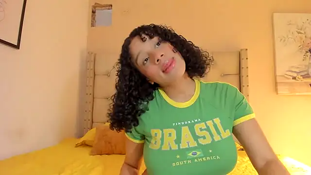 Snapshot of vanesasexyhot21 chatting on February 5, 1:45 am vanesasexyhot21 online show from February 5, 1:45 am