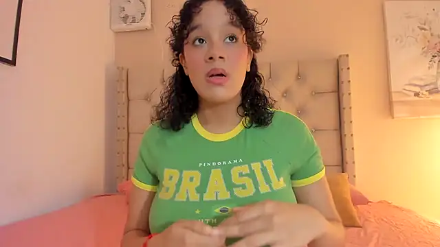 Snapshot of vanesasexyhot21 chatting on December 18, 2:38 am vanesasexyhot21 online show from December 18, 2:38 am