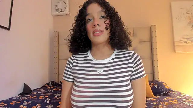 Snapshot of vanesasexyhot21 chatting on December 19, 2:15 am vanesasexyhot21 online show from December 19, 2:15 am