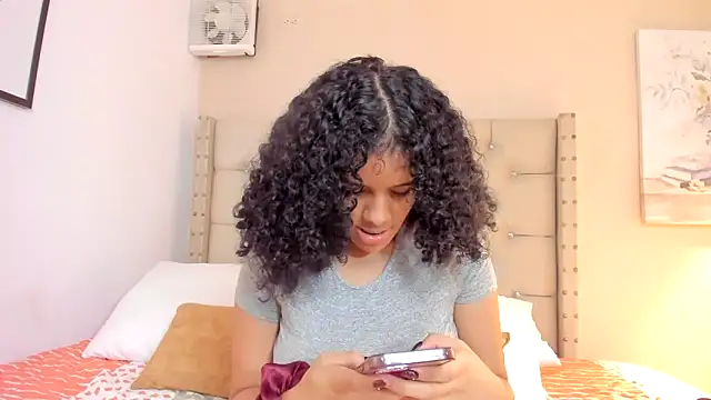 Snapshot of vanesasexyhot21 chatting on May 13, 1:01 am vanesasexyhot21 online show from May 13, 1:01 am