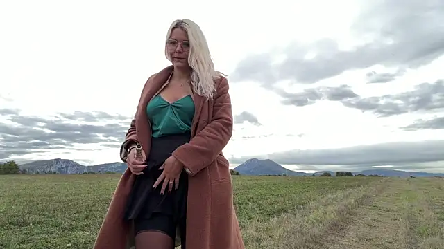 Snapshot of EmyLana chatting on October 25, 8:24 am EmyLana online show from October 25, 8:24 am