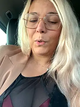 Snapshot of EmyLana chatting on November 5, 6:27 am EmyLana online show from November 5, 6:27 am