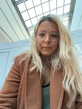 Snapshot of EmyLana chatting on October 30, 8:45 am EmyLana online show from October 30, 8:45 am