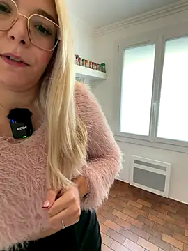 Snapshot of EmyLana chatting on December 2, 10:39 am EmyLana online show from December 2, 10:39 am