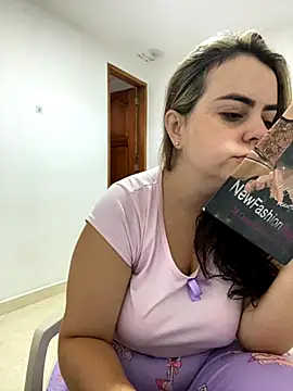 Im Amelia online show from December 5, 11:53 am