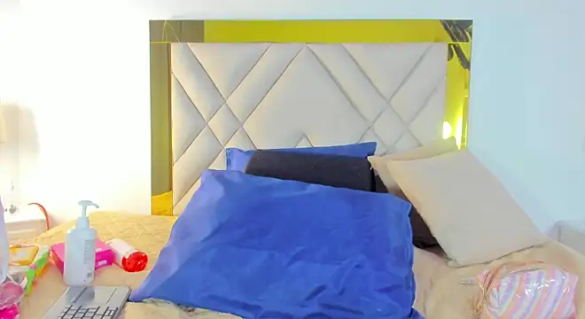 Snapshot of ariana-martins chatting on October 19, 4:04 am ariana-martins online show from October 19, 4:04 am