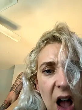 Snapshot of degiggxxx chatting on October 4, 8:21 pm degiggxxx online show from October 4, 8:21 pm