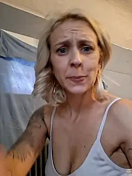 Snapshot of degiggxxx chatting on November 9, 8:24 pm degiggxxx online show from November 9, 8:24 pm