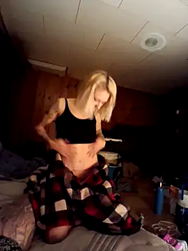 Snapshot of degiggxxx chatting on December 5, 5:06 am degiggxxx online show from December 5, 5:06 am