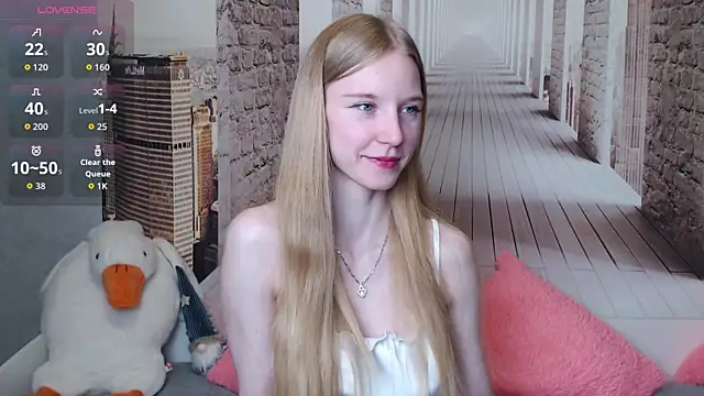 Cutieblondegirl online show from April 2, 6:14 pm