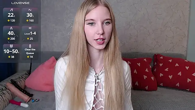 Snapshot of Cutieblondegirl chatting on October 25, 5:35 pm Cutieblondegirl online show from October 25, 5:35 pm