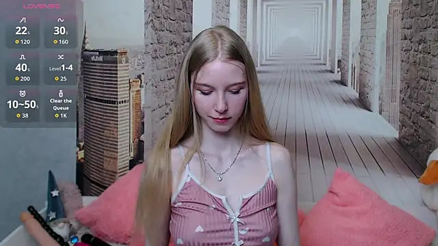 Cutieblondegirl online show from March 28, 4:08 pm