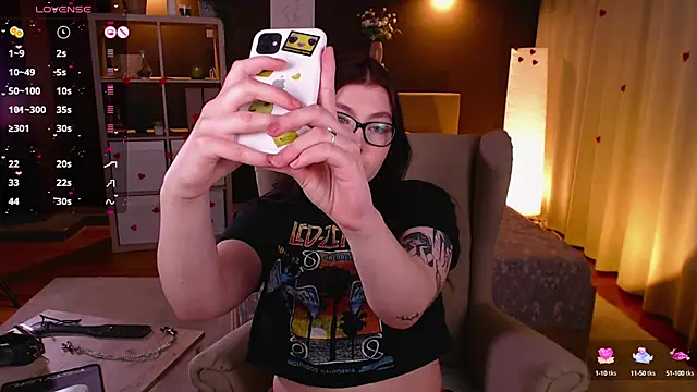 Snapshot of Arizonaa_Muse chatting on February 21, 12:27 am Arizonaa Muse online show from February 21, 12:27 am