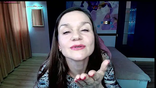 Snapshot of AriaGray chatting on July 4, 8:10 am AriaGray online show from July 4, 8:10 am