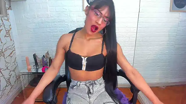 Snapshot of Aura_love69 chatting on September 19, 4:38 am Aura love69 online show from September 19, 4:38 am