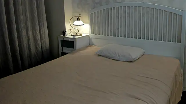 Eva  Lewis online show from March 21, 3:41 am