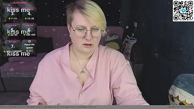 Snapshot of CuteHanna chatting on May 27, 7:10 pm CuteHanna online show from May 27, 7:10 pm
