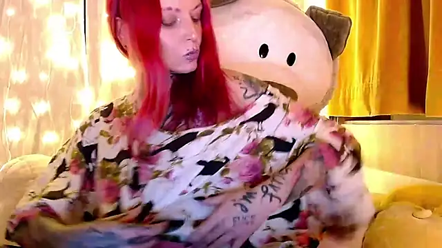 Snapshot of InesGold chatting on December 4, 7:18 am InesGold online show from December 4, 7:18 am