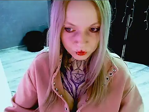 Snapshot of InesGold chatting on October 2, 8:18 am InesGold online show from October 2, 8:18 am