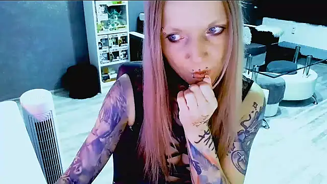 Snapshot of InesGold chatting on September 11, 8:20 pm InesGold online show from September 11, 8:20 pm