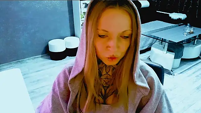 Snapshot of InesGold chatting on October 17, 8:21 pm InesGold online show from October 17, 8:21 pm