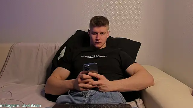 Snapshot of Bruno_Banani chatting on March 18, 12:39 pm Bruno Banani online show from March 18, 12:39 pm