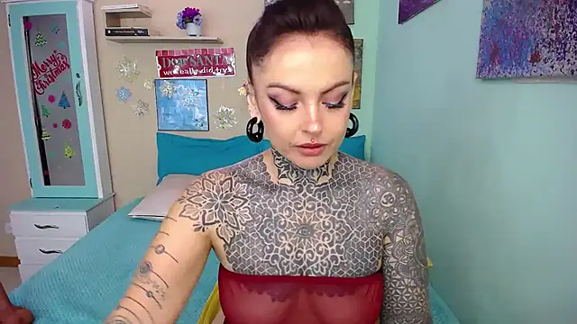Snapshot of LolaRouse chatting on December 23, 7:41 pm LolaRouse online show from December 23, 7:41 pm