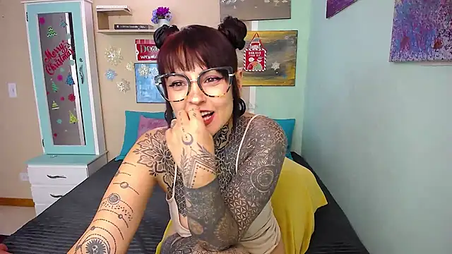 Snapshot of LolaRouse chatting on December 9, 7:07 pm LolaRouse online show from December 9, 7:07 pm