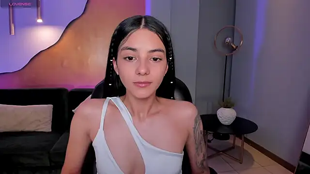 Snapshot of HannahJamesX chatting on January 21, 7:28 pm HannahJamesX online show from January 21, 7:28 pm