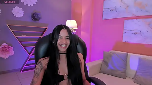 Snapshot of HannahJamesX chatting on February 18, 12:59 am HannahJamesX online show from February 18, 12:59 am