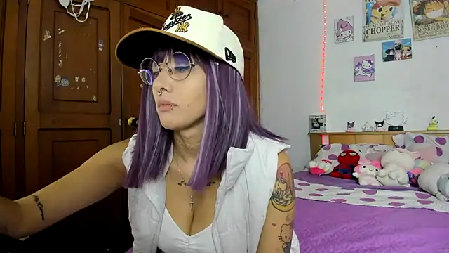 Snapshot of LunaDeCristall chatting on October 9, 6:58 am LunaDeCristall online show from October 9, 6:58 am