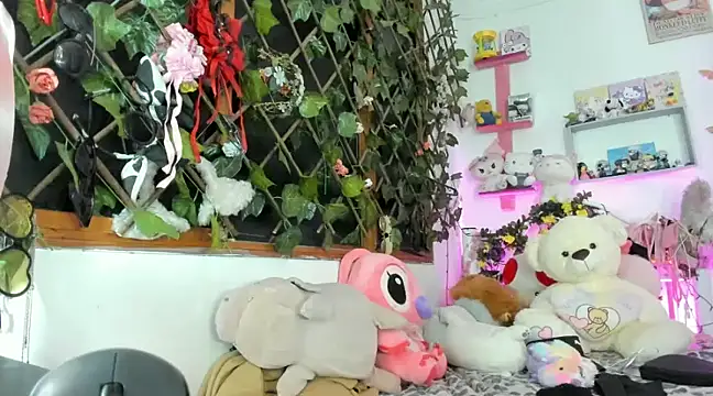 Snapshot of LunaDeCristall chatting on February 11, 4:44 am LunaDeCristall online show from February 11, 4:44 am