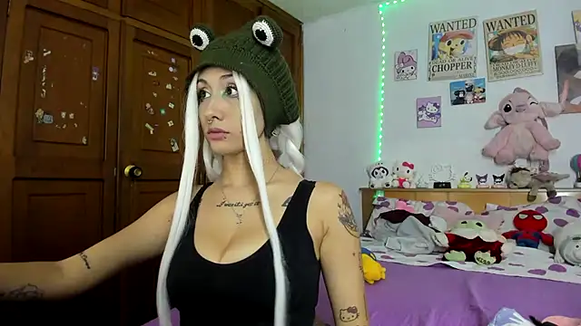 Snapshot of LunaDeCristall chatting on October 12, 5:09 am LunaDeCristall online show from October 12, 5:09 am