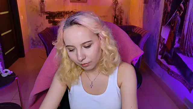 Snapshot of JasmineMilko chatting on March 13, 8:15 am JasmineMilko online show from March 13, 8:15 am