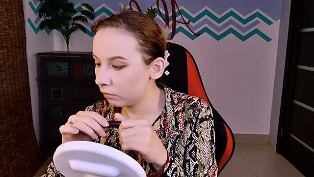 Snapshot of JasmineMilko chatting on October 21, 5:18 am JasmineMilko online show from October 21, 5:18 am